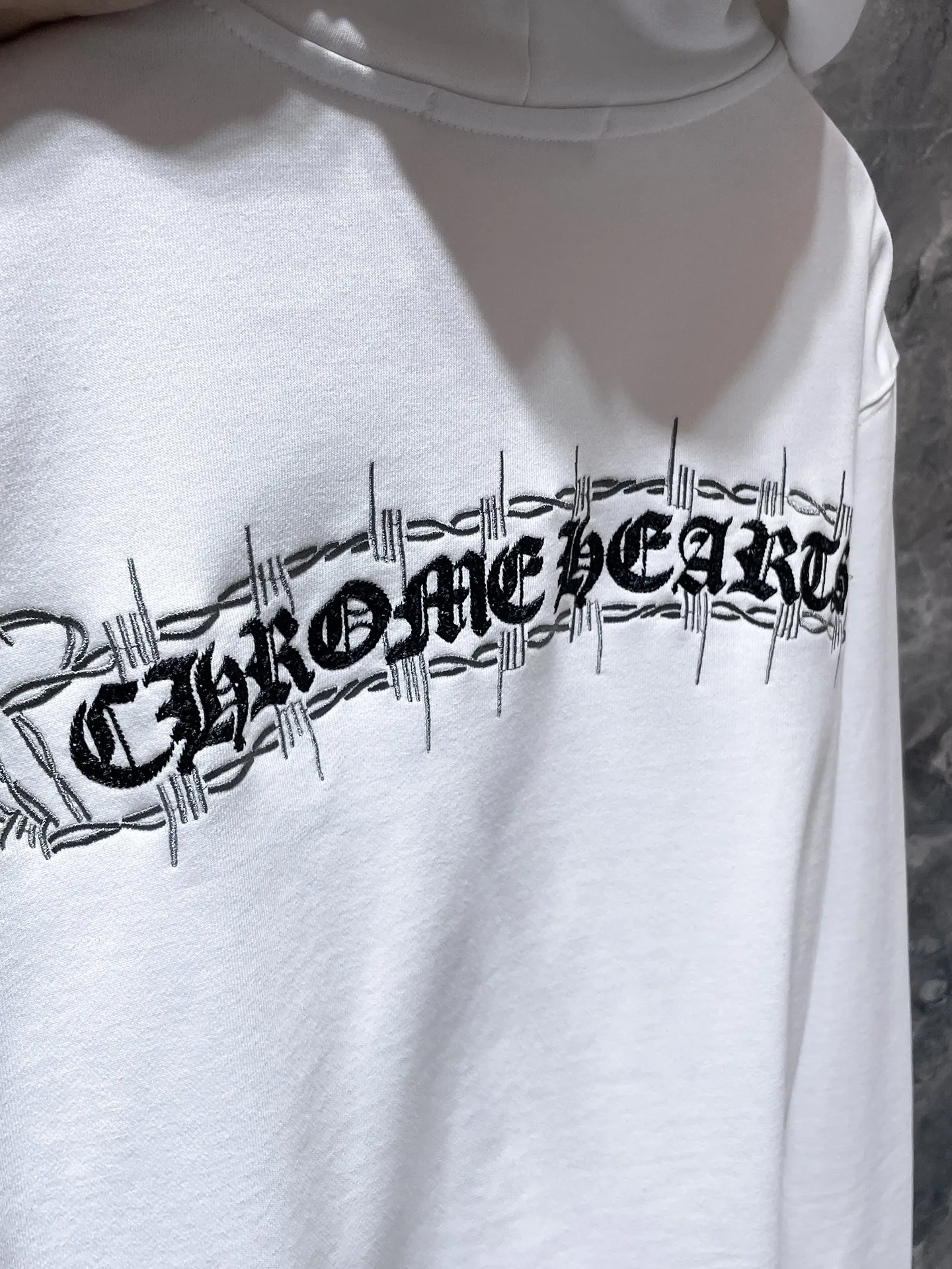 P250 Chrome Hearts Autumn and Winter 2025 Counter Synchronization Heavy Industry Horseshoe Roller Frayed Embroidered Hat Sweatshirt Heavy Industry Embroidery! Special stitching method. Improved customized version of 1:1 high-gram weight high-quality fabric. Recommended color: white, black. Size: S, M, L, XL